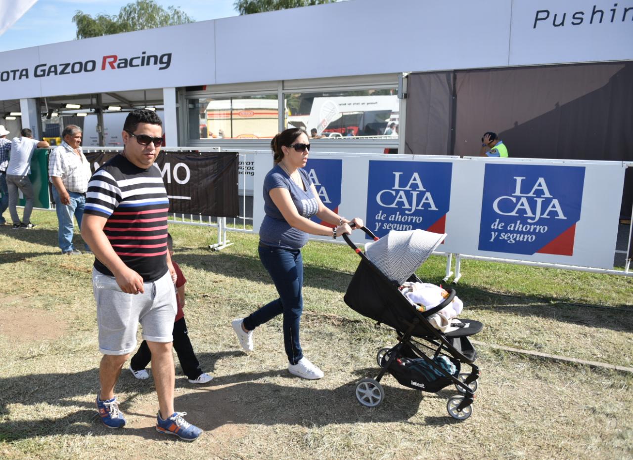 La gente pasó por el stand de El Doce en Carlos Paz. Foto: Lucio Casalla/ElDoce.tv