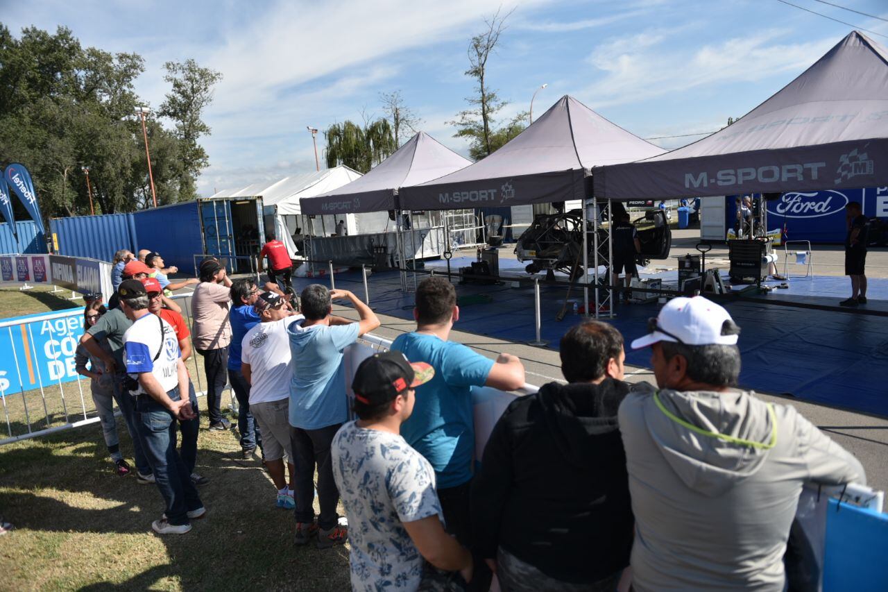 La gente pasó por el stand de El Doce en Carlos Paz. Foto: Lucio Casalla/ElDoce.tv