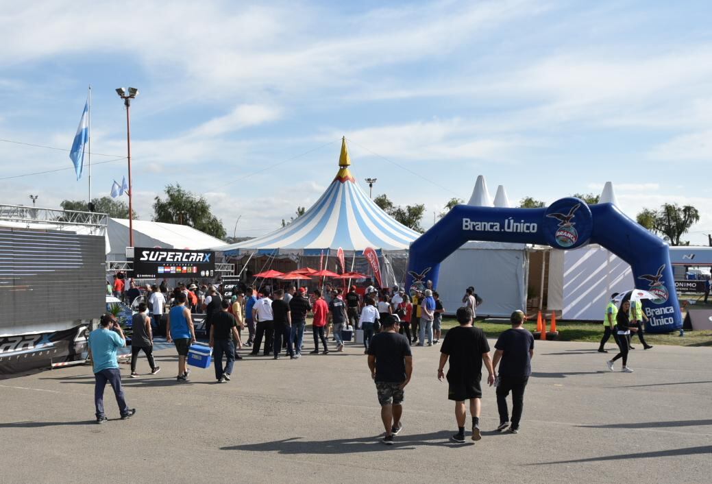 La gente pasó por el stand de El Doce en Carlos Paz. Foto: Lucio Casalla/ElDoce.tv