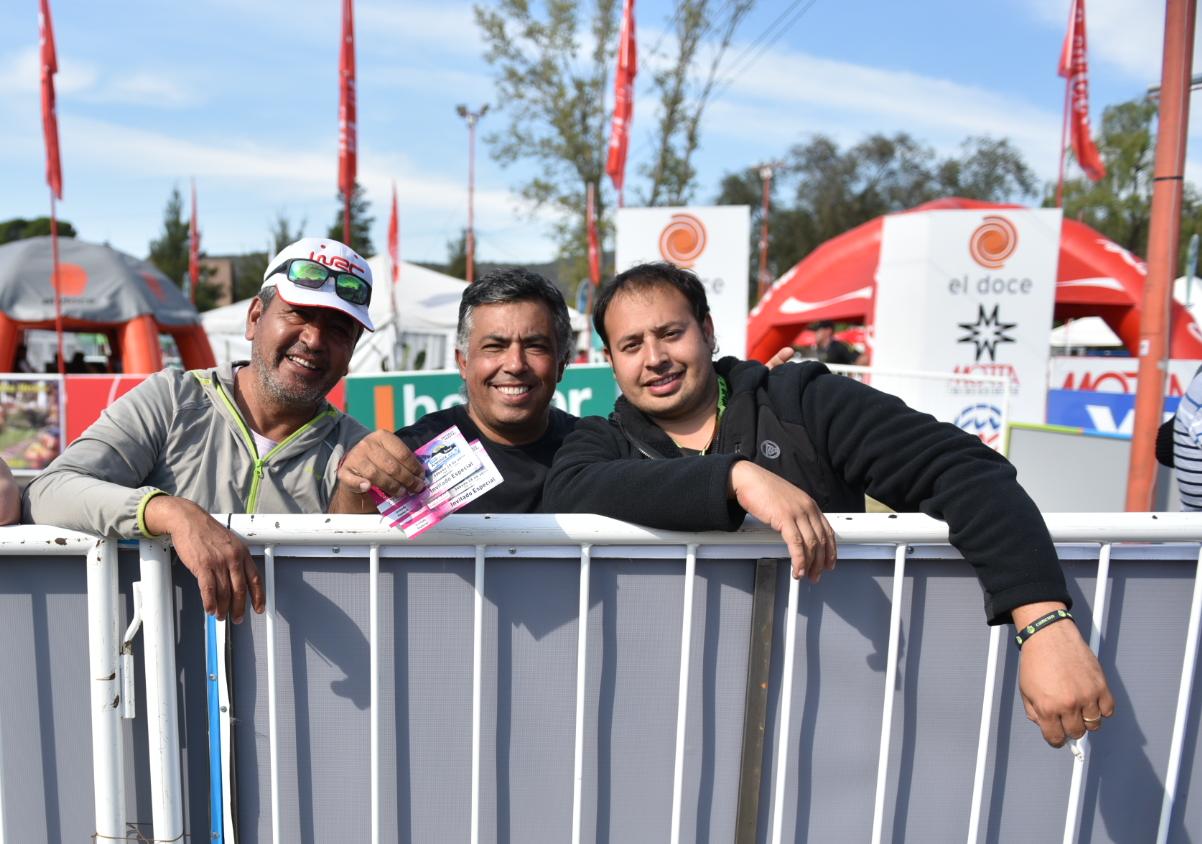 La gente pasó por el stand de El Doce en Carlos Paz. Foto: Lucio Casalla/ElDoce.tv