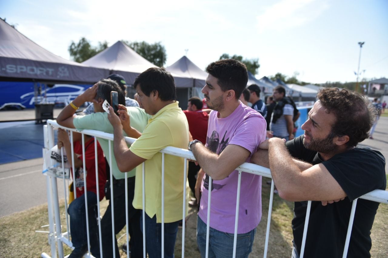 La gente pasó por el stand de El Doce en Carlos Paz. Foto: Lucio Casalla/ElDoce.tv