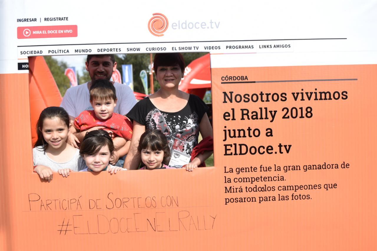 La gente pasó por el stand de El Doce en Carlos Paz. Foto: Lucio Casalla/ElDoce.tv