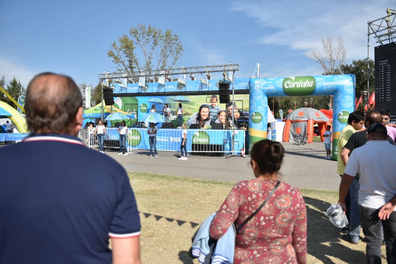 La gente pasó por el stand de El Doce en Carlos Paz. Foto: Lucio Casalla/ElDoce.tv