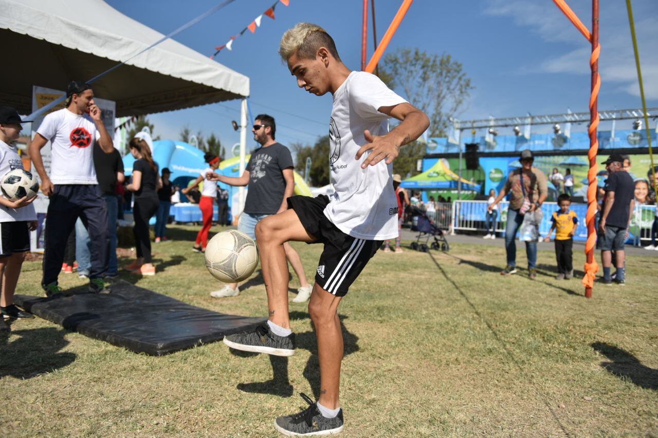 La gente pasó por el stand de El Doce en Carlos Paz. Foto: Lucio Casalla/ElDoce.tv