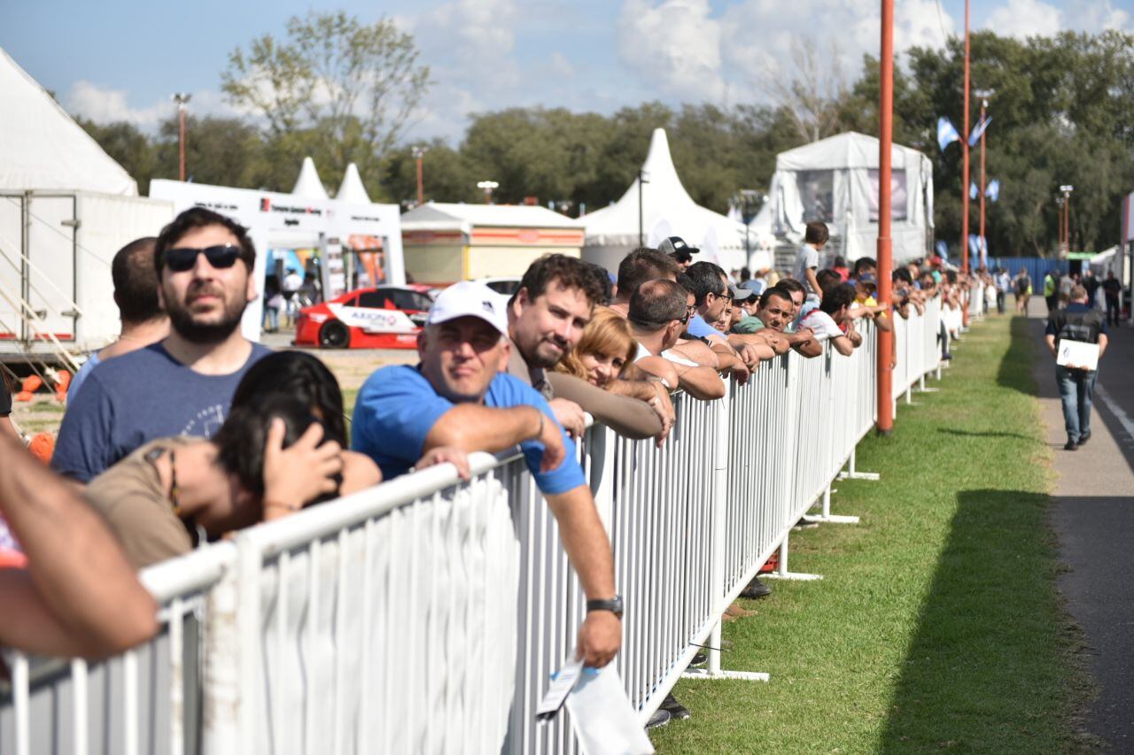 La gente pasó por el stand de El Doce en Carlos Paz. Foto: Lucio Casalla/ElDoce.tv