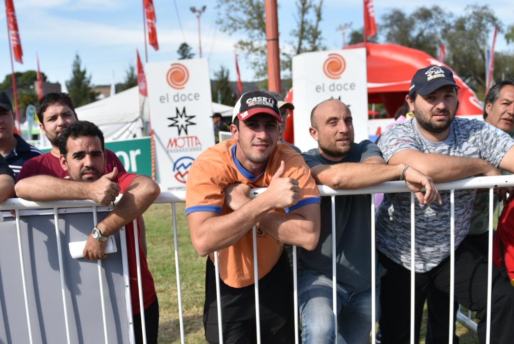 La gente pasó por el stand de El Doce en Carlos Paz. Foto: Lucio Casalla/ElDoce.tv