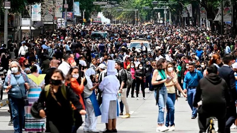 La gente salió a las calles tras sentir el fuerte sismo.