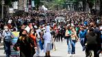 La gente salió a las calles tras sentir el fuerte sismo.