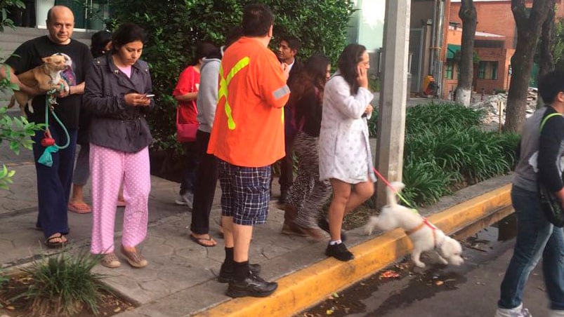 La gente salió de las casas por temor a los derrumbes.