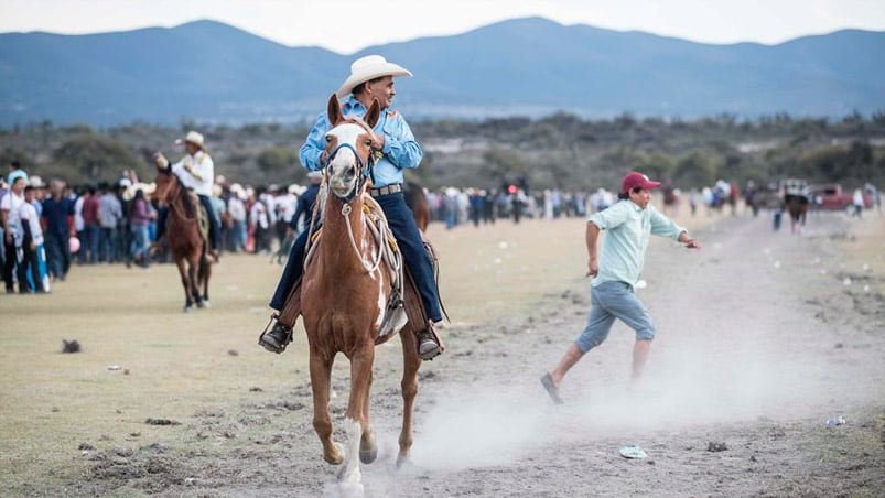 La gente se cruzó en medio de la carrera. Fotos: eluniversal.com.mx