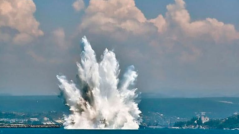 La gigante ola que causó la explosión de la mina.