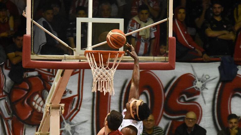 La Gloria le dio una paliza (105-74) en su cancha a un Griego que no levanta. Foto: Lucio Casalla / ElDoce.tv