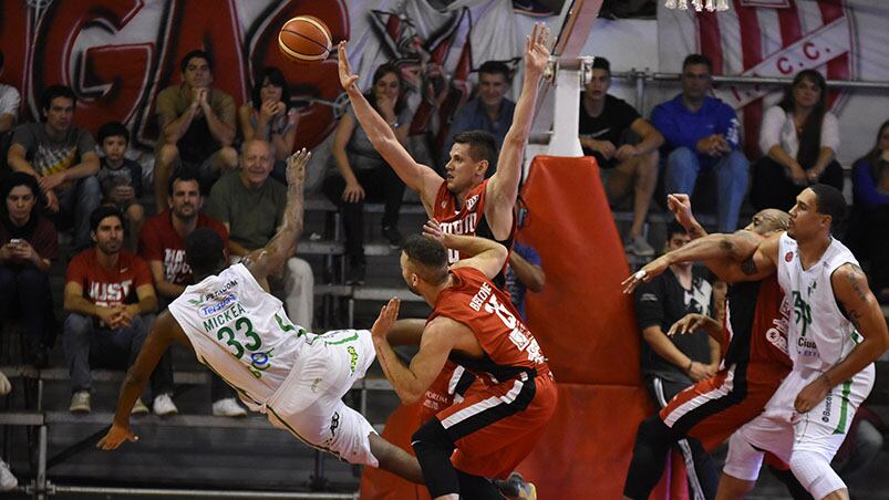 La Gloria se llevó el segundo cruce entre los cordobeses de la Liga. Foto: Lucio Casalla / ElDoce.tv.