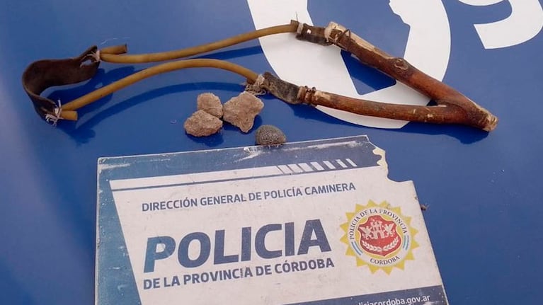 La gomera con la que el joven atacó a vehículos.