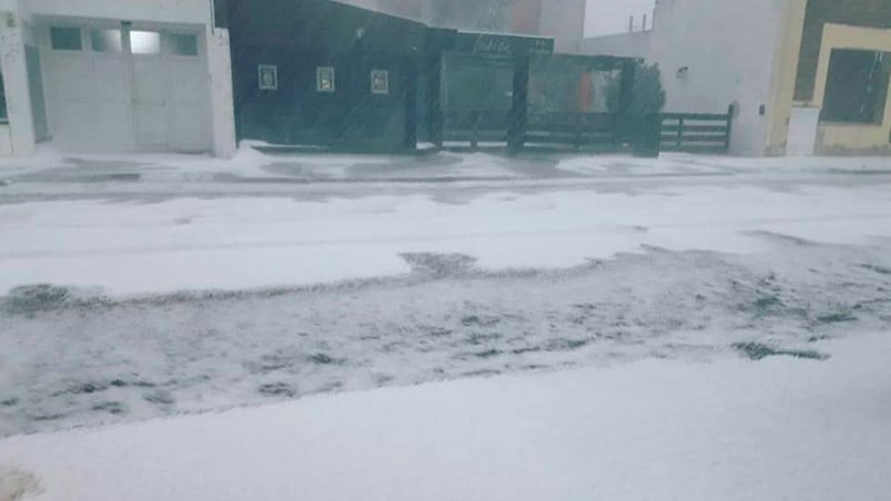 La gran cantidad de granizo y agua provocó inundaciones en las calles.