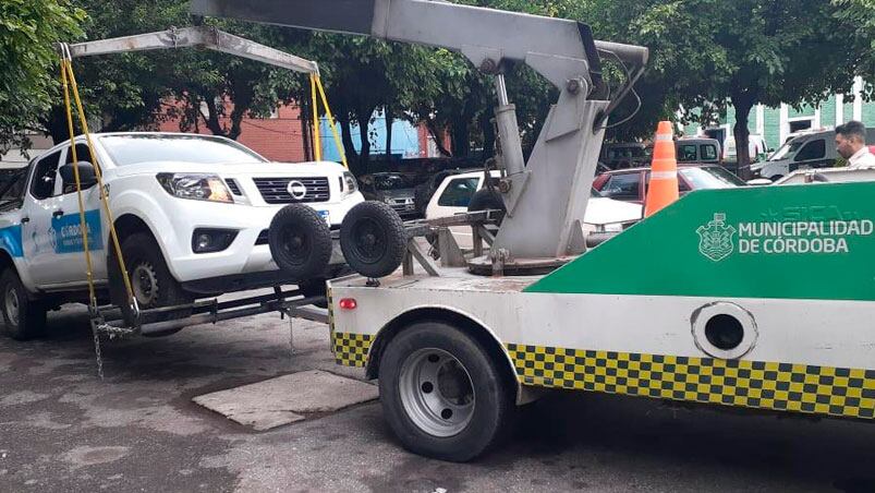 La grúa de la Municipalidad removiendo la camioneta del COyS.