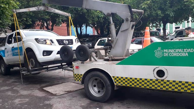 La grúa de la Municipalidad removiendo la camioneta del COyS.