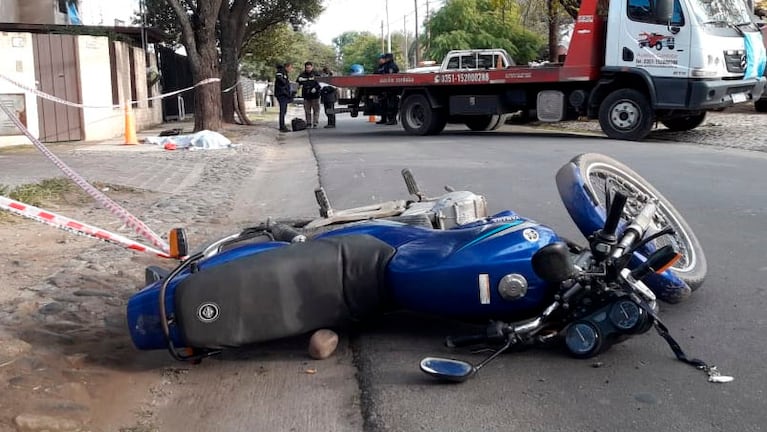 La grúa impactó en el pecho del conductor de la moto. Foto: Mariano Simes / ElDoce.tv.