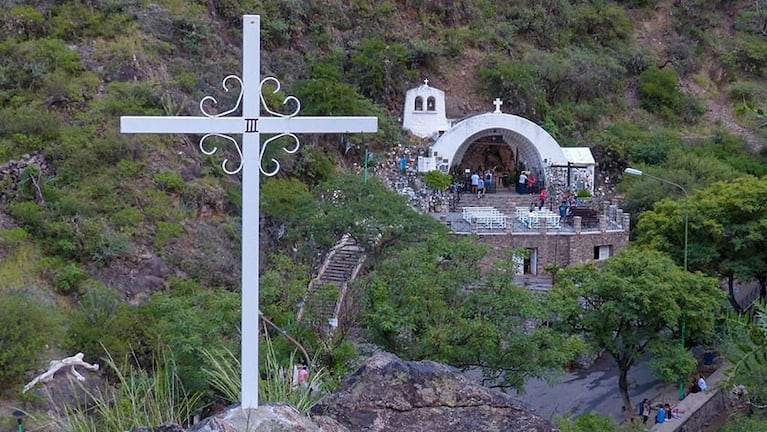 La gruta de la Virgen del Valle es visitada por miles de fieles.