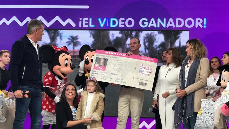 La hermana y la mamá de Delfina recibieron el gran premio.