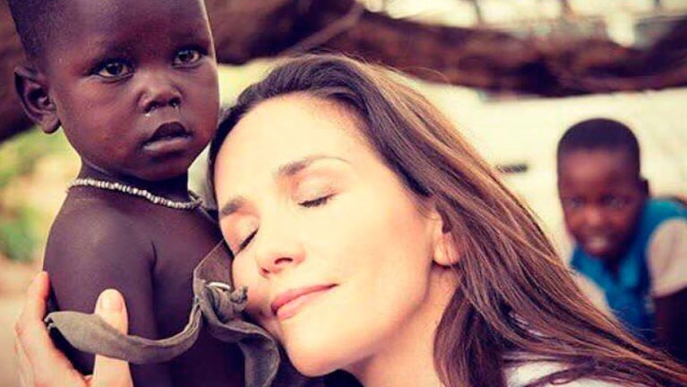 La hermosa postal de Natalia Oreiro abrazando a un nene en su viaje humanitario por África.