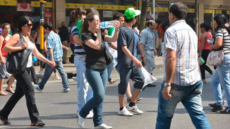 La hidratación, clave para evitar sufrir de más con el calor.