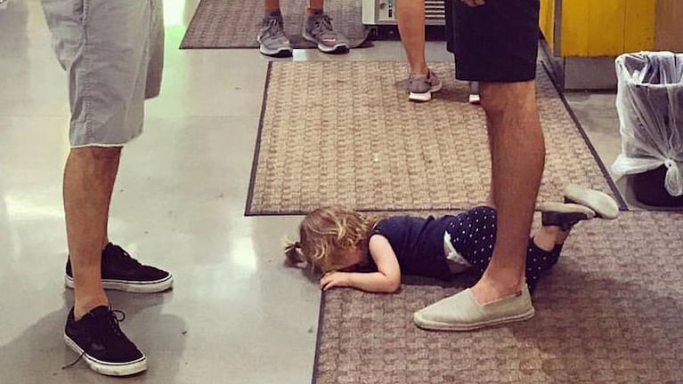 La hija de Justin llorando sin parar en un supermercado.