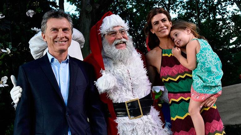 La hija de Macri conoció a Papá Noel y las fotos hacen furor
