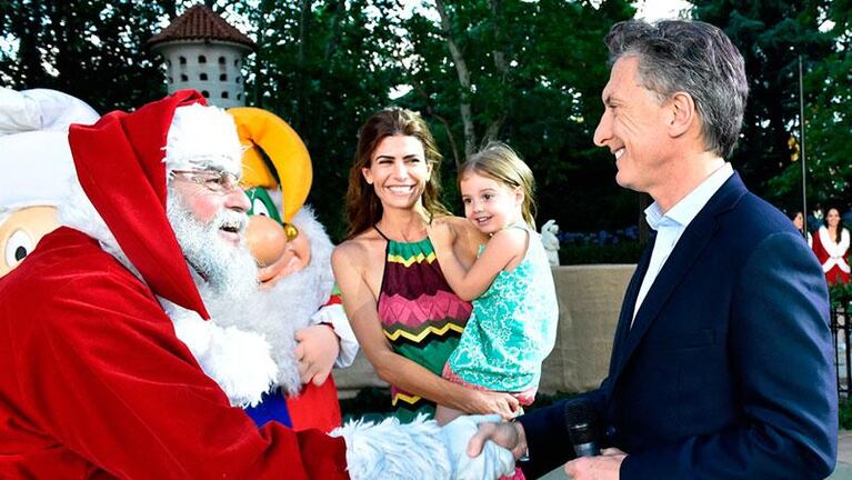 La hija de Macri conoció a Papá Noel y las fotos hacen furor