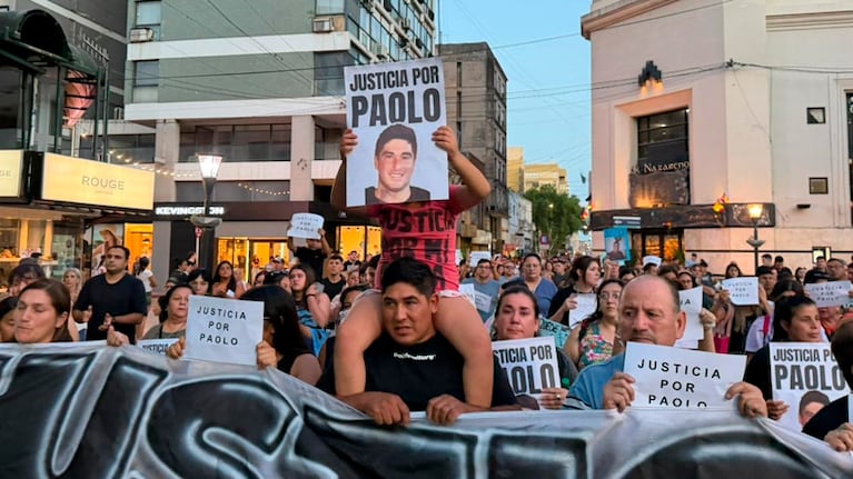 La hija de Paolo portó el cartel pidiendo justicia mientras era llevada por su padrino.