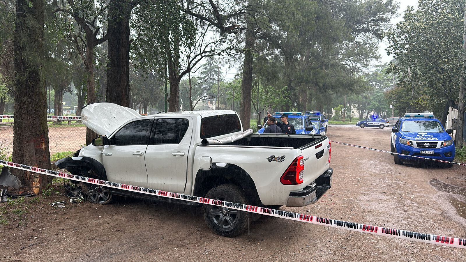 La Hilux quedó destrozada tras el choque contra un árbol.