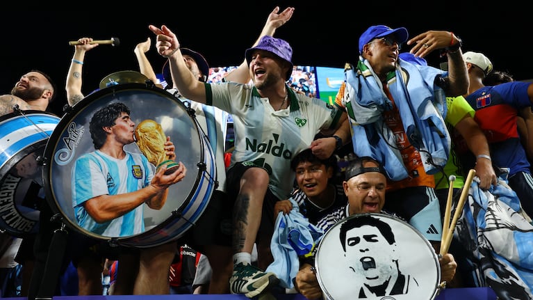La hinchada argentina deliró con el triunfo de la Scaloneta. REUTERS/Bernadett Szabo