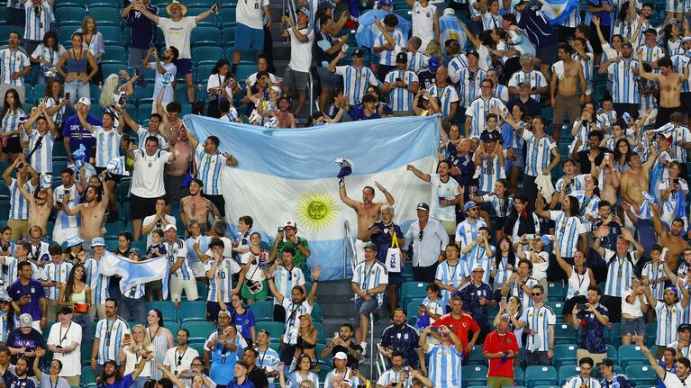 La hinchada argentina deliró en el Miami Stadium. REUTERS/Marco Bello