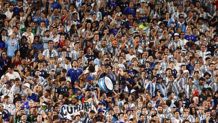 La hinchada argentina sufrió en Kansas City ante Suiza. REUTERS/Lee Smith