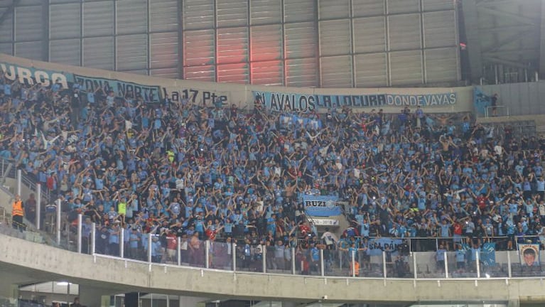 La hinchada de Belgrano en Curitiba.