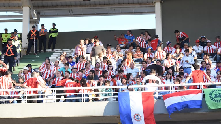 La hinchada de Paraguay en el Estadio Kempes, antes del partido.