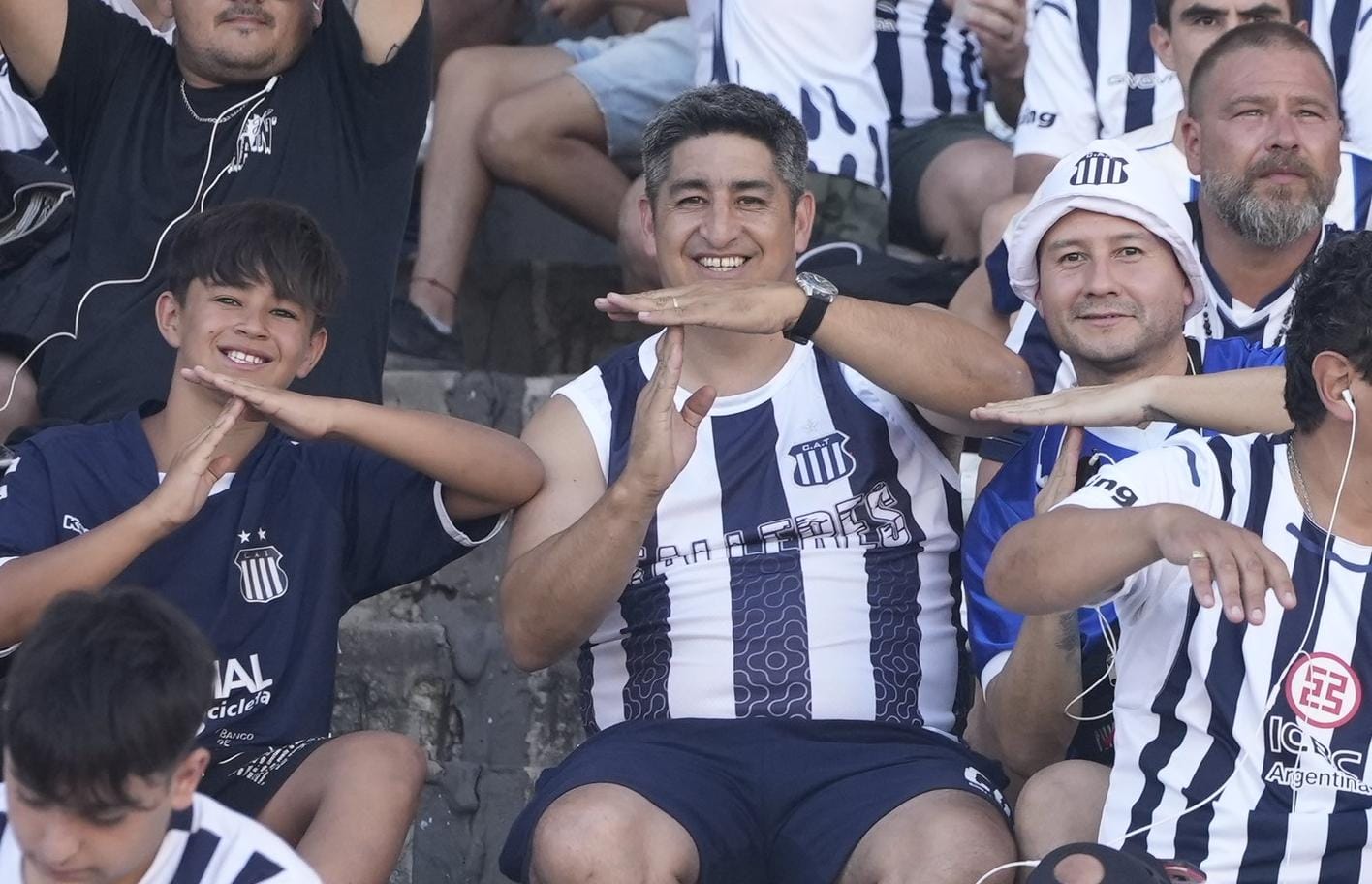 La hinchada matadora alienta desde la tribuna del Kempes.