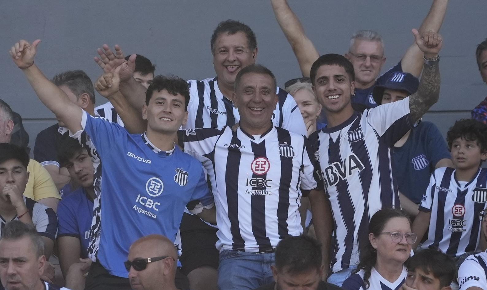 La hinchada matadora alienta desde la tribuna del Kempes.