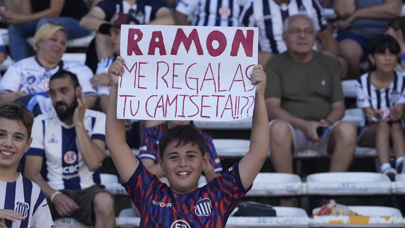 La hinchada matadora alienta desde la tribuna del Kempes.