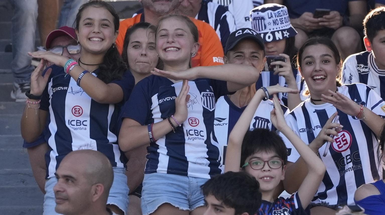 La hinchada matadora alienta desde la tribuna del Kempes.