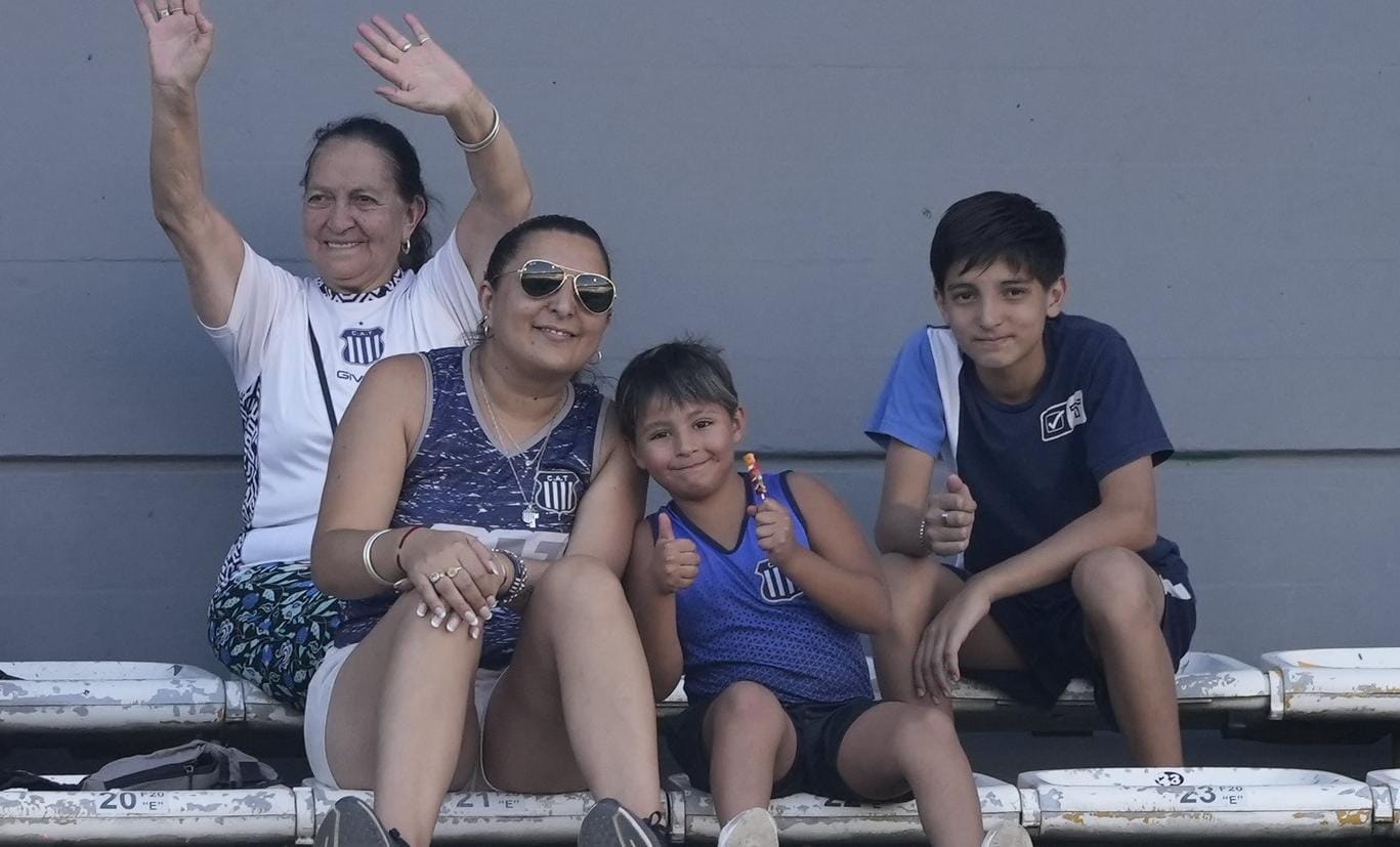 La hinchada matadora alienta desde la tribuna del Kempes.