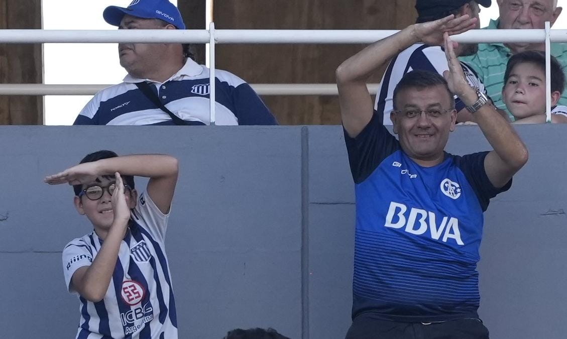 La hinchada matadora alienta desde la tribuna del Kempes.