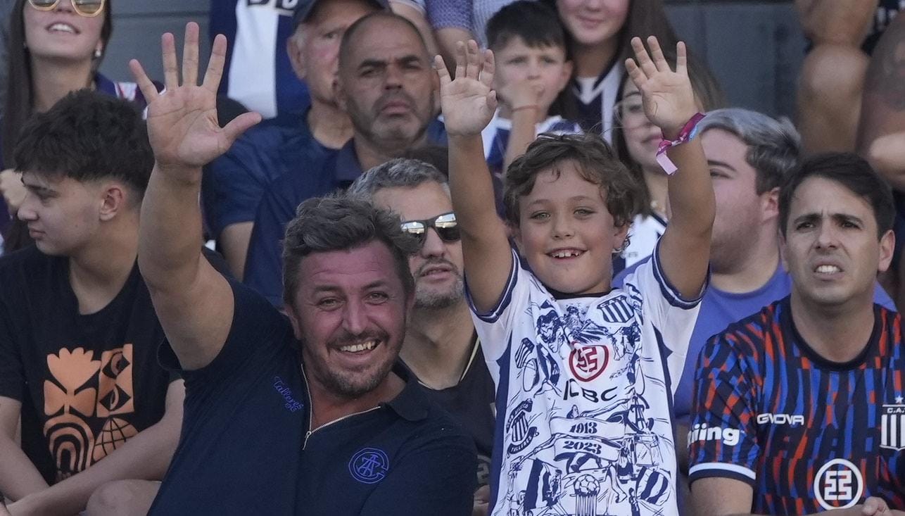 La hinchada matadora alienta desde la tribuna del Kempes.