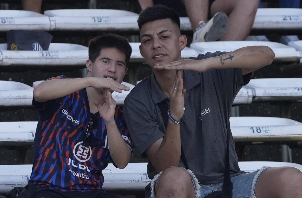 La hinchada matadora alienta desde la tribuna del Kempes.