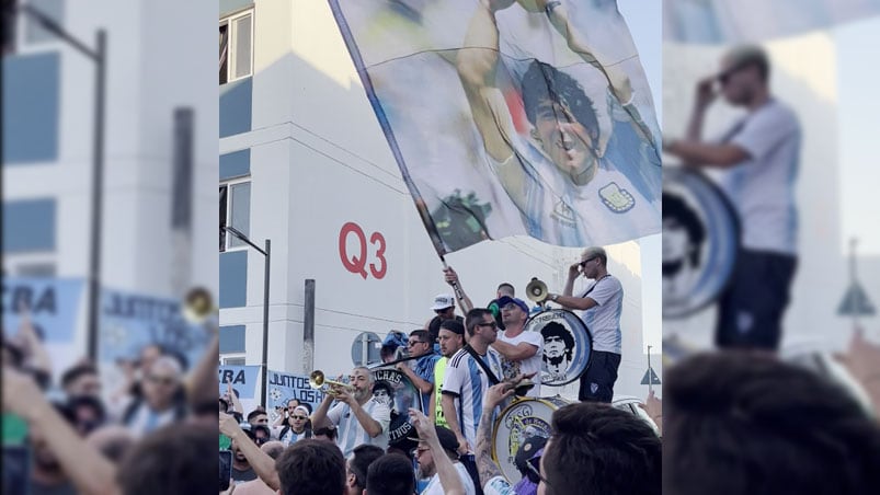 La hinchada prendió el fuego e hizo unos choris antes del partido.