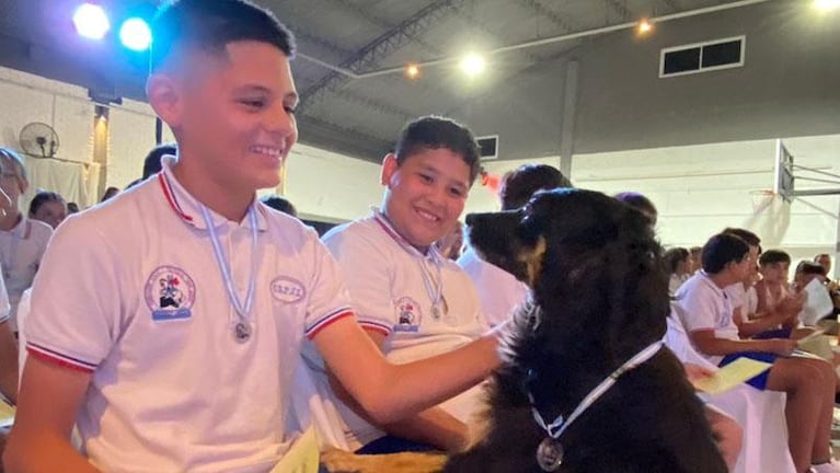 La historia de "La Negrita", la perra que termin el primario y recibi su medalla