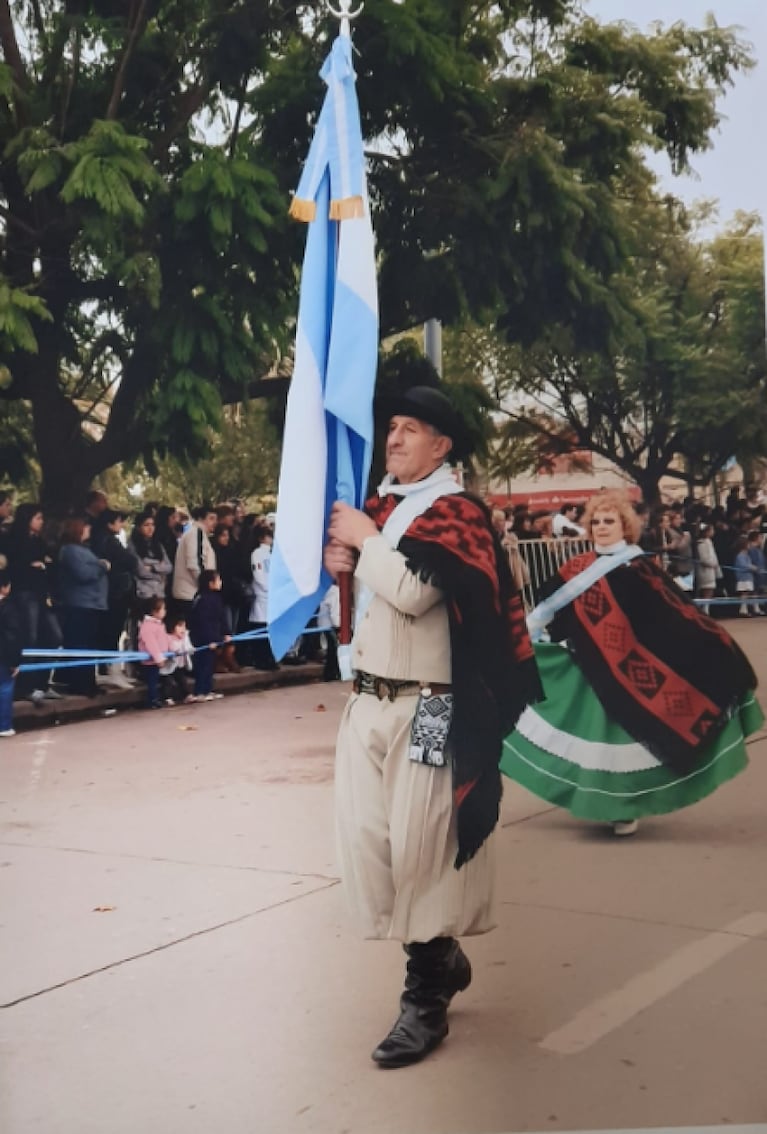 La historia de Rubén Cúchero: tiene 73 años y fue abanderado de su escuela