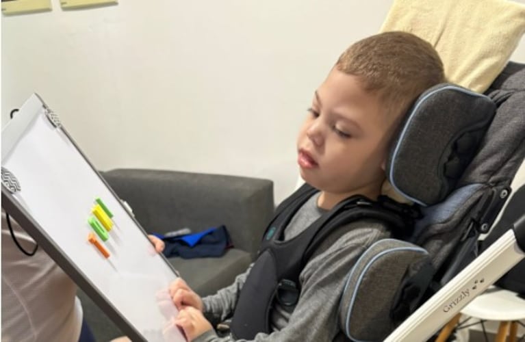 La historia de Tomi, el niño con parálisis cerebral que necesita ayuda para un tratamiento: cómo colaborar