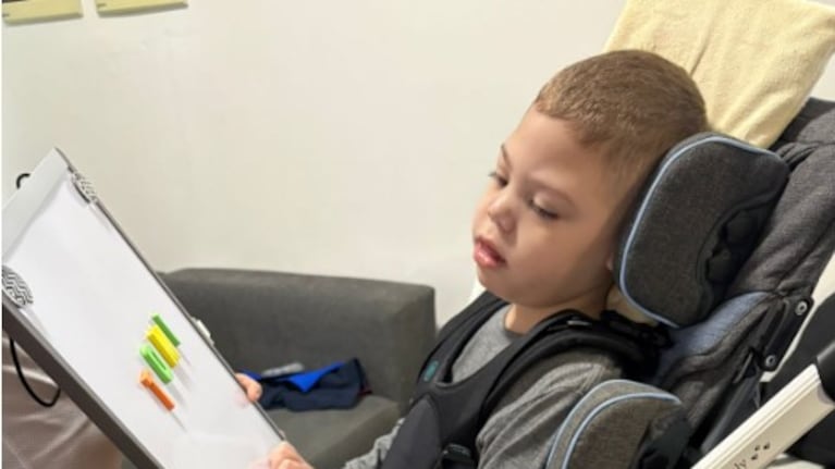 La historia de Tomi, el niño con parálisis cerebral que necesita ayuda para un tratamiento: cómo colaborar