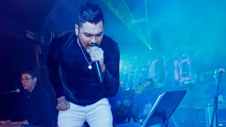 La historia del cordobés que formó su banda de cuarteto en España y canta en geriátricos